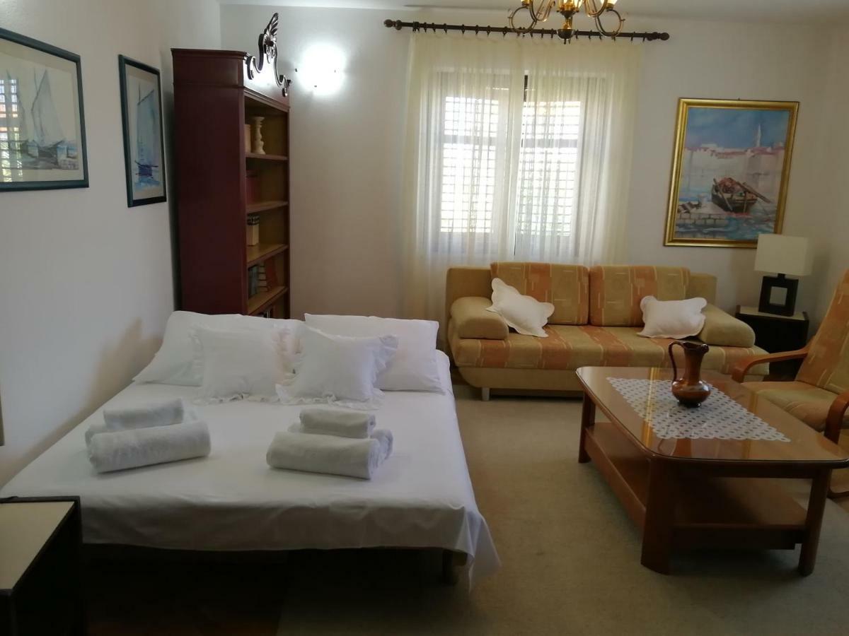 Apartman Mladenka Supetar Εξωτερικό φωτογραφία